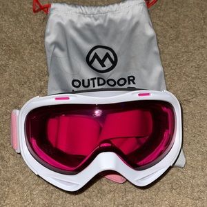 Women’s pink ski goggles!